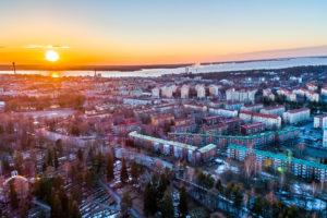 Kotitalo-lehti kokosi kattavan kysymyksiä ja vastauksia -paketin, jossa kerrotaan, miten koronavirusepidemia vaikuttaa taloyhtiöiden arkeen ja yhtiökokouksiin.